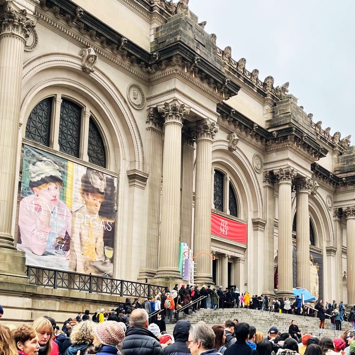 photo of the crowds of people waiting to get into the Metropolitan Museum of Art 